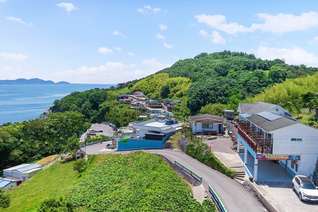데크 테라스를 갖춘 펜션 전경 — 풍경이좋은집